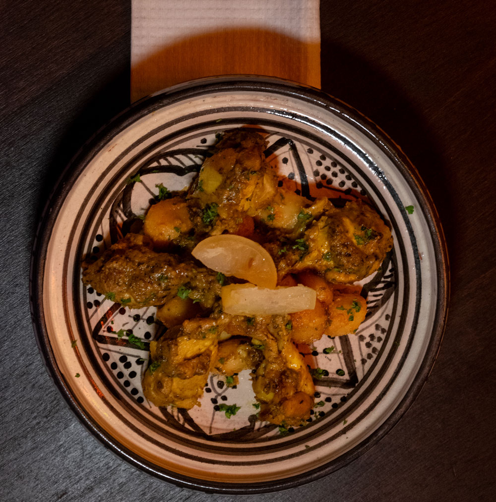 Kip tajine met geconserveerde citroen geserveerd als Moroccan-Spanish fusion gerecht bij LaSqala Zwolle.