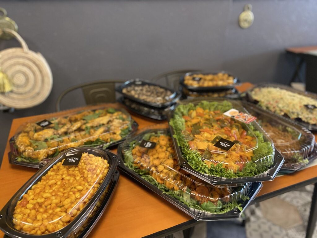 Serveerschalen met kikkererwten in tomatensaus, gegrilde groenten, couscous en champignons van het cateringbuffet van LaSqala Zwolle