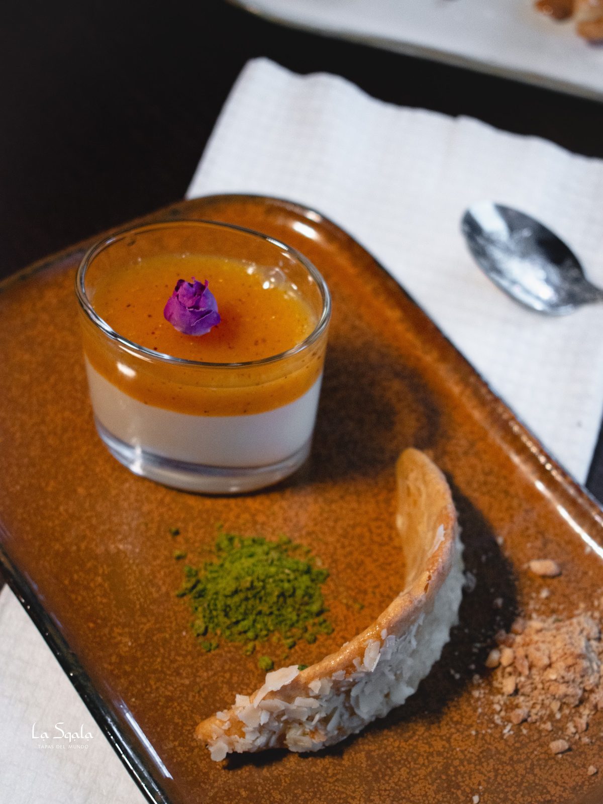 Seizoensdessert van de chef met romige panna cotta en krokante crumble bij La Sqala in Zwolle.