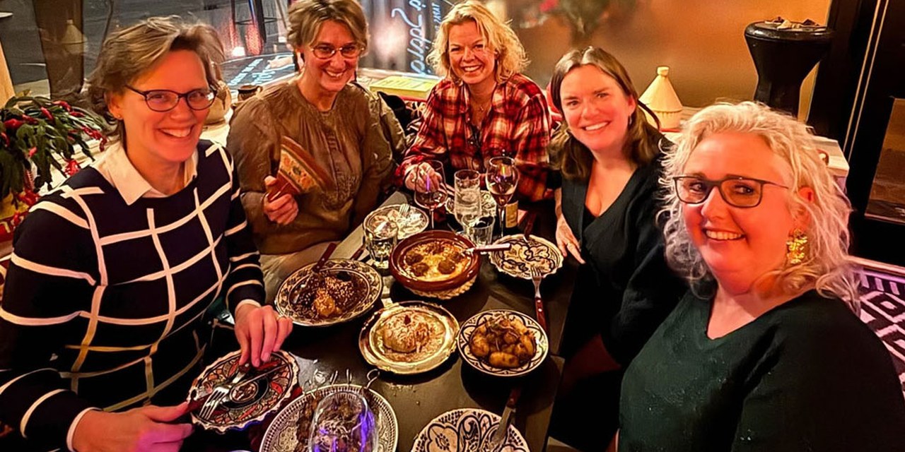 Vriendinnen aan een volle tafel bij LaSqala in Zwolle
