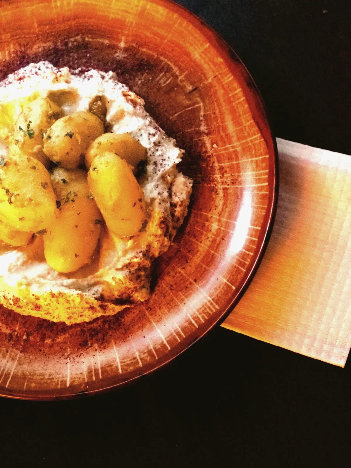 Marokkaanse couscous met seizoensgroenten in oranje aardewerk schaal bij LaSqala in Zwolle.