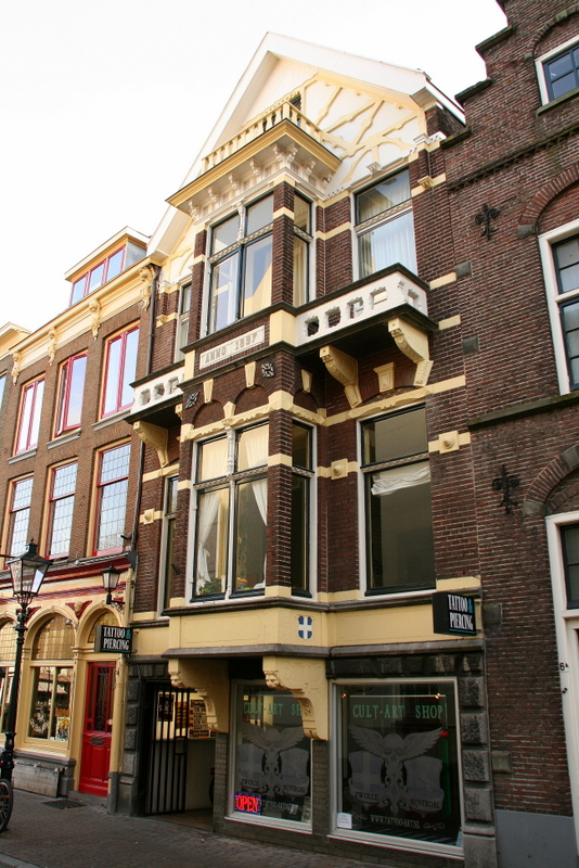 Gevel van Nieuwe Markt 8 in Zwolle uit 1897, met erker en balkonnetjes