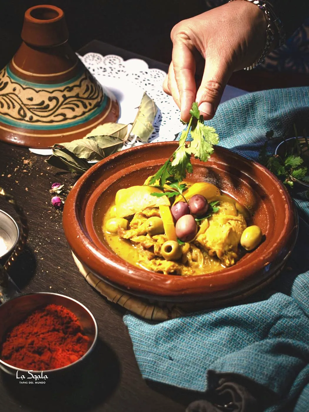 Marokkaanse kip tajine met groene olijven, saffraan en verse koriander bij LaSqala in Zwolle.