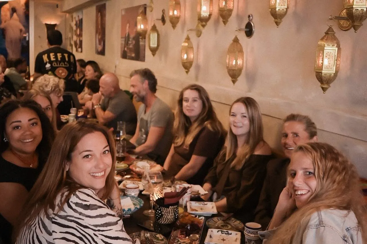 Gezelschap aan een volle tafel onder de lantaarns bij LaSqala in Zwolle