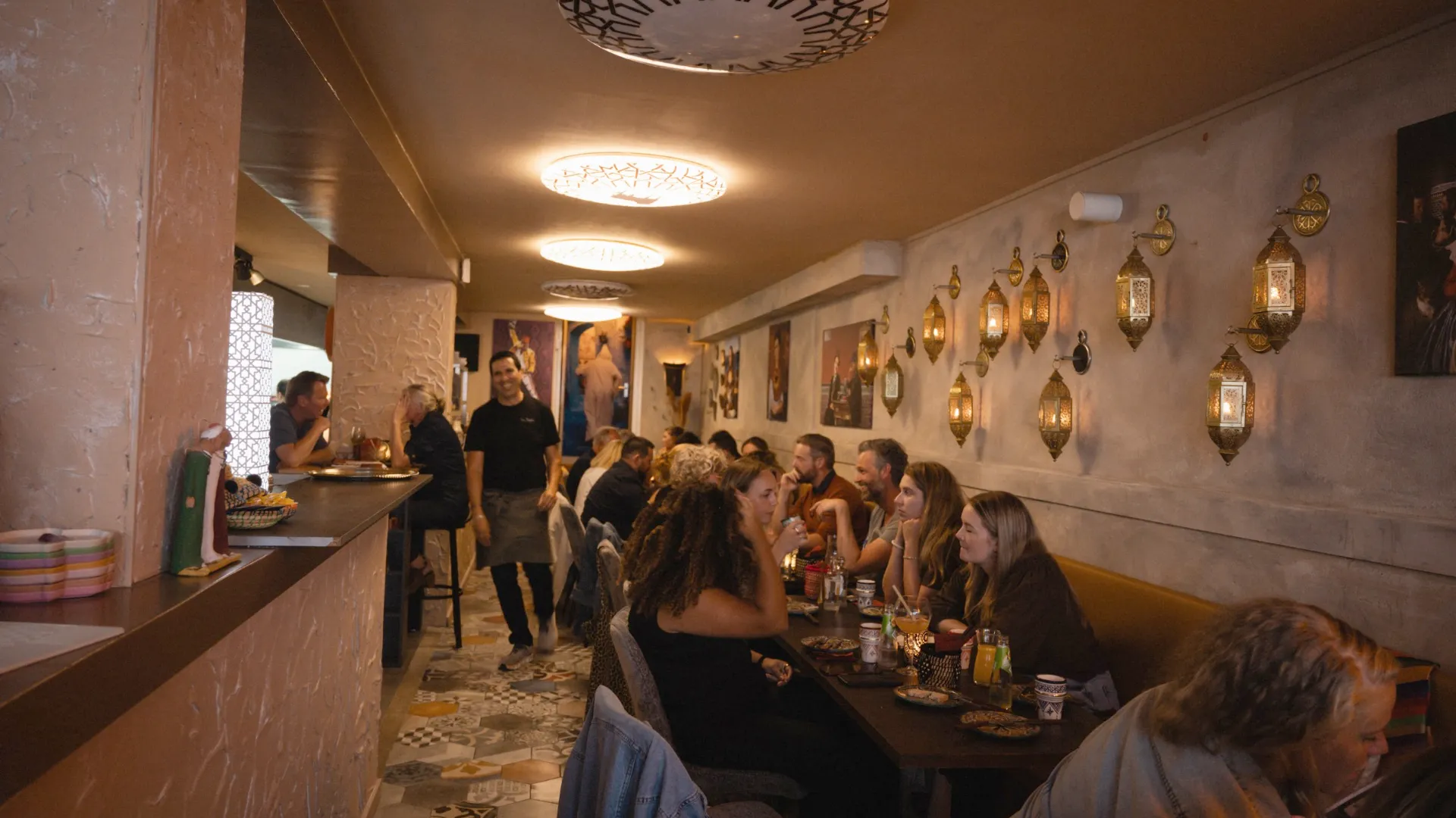 Gasten aan volle tafels langs de bank bij LaSqala aan de Nieuwe Markt in Zwolle