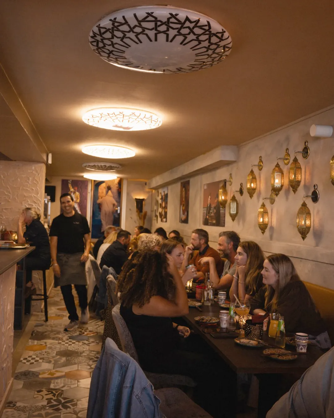 Gasten aan volle tafels langs de bank bij LaSqala aan de Nieuwe Markt in Zwolle